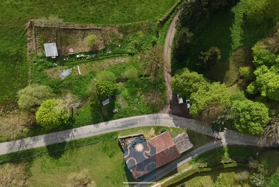 Maison à rénover de 228 m² avec garages et jardin en Combrailles 