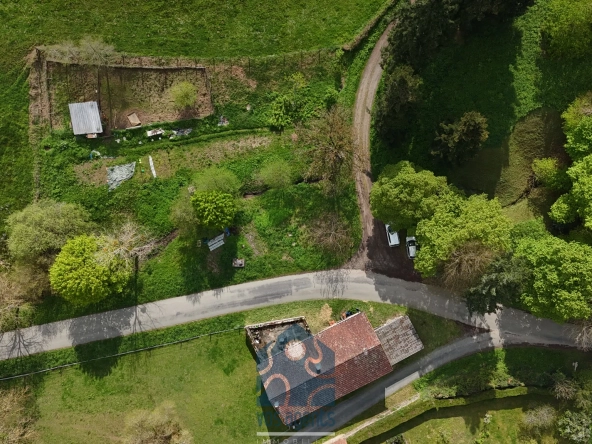 Maison à rénover de 228 m² avec garages et jardin en Combrailles 