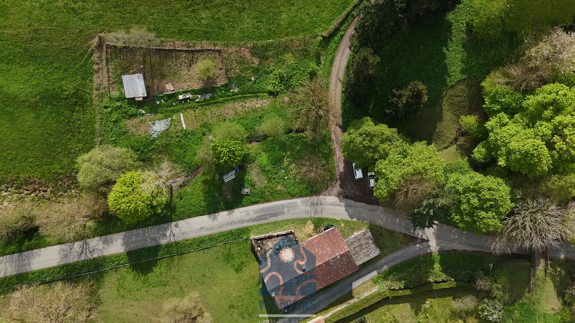 Maison à rénover de 228 m² avec garages et jardin en Combrailles 