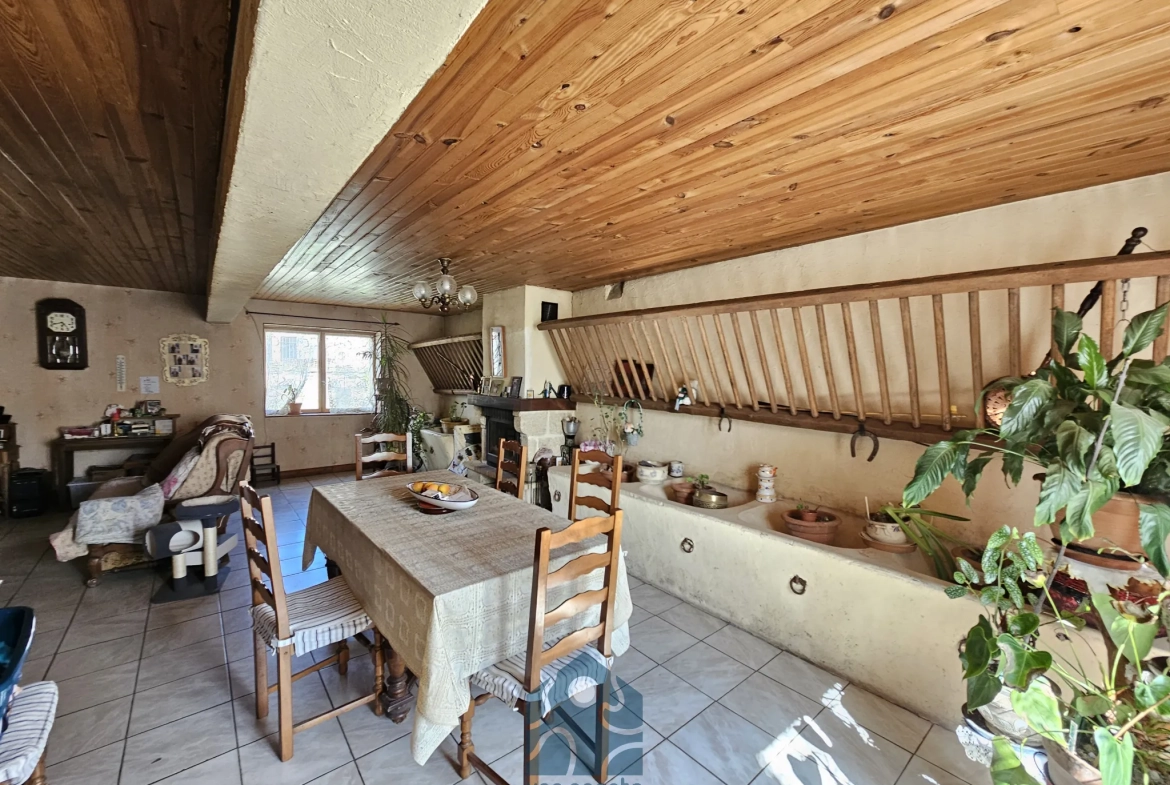Maison à rénover de 228 m² avec garages et jardin en Combrailles 