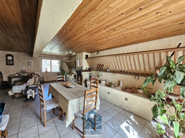Maison à rénover de 228 m² avec garages et jardin en Combrailles 