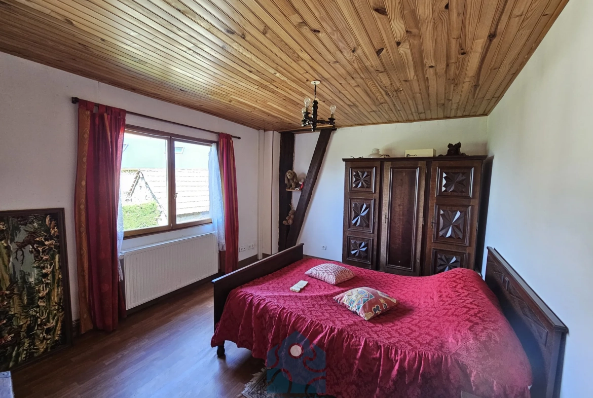 Maison à rénover de 228 m² avec garages et jardin en Combrailles 