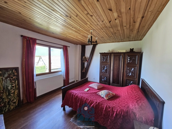 Maison à rénover de 228 m² avec garages et jardin en Combrailles 