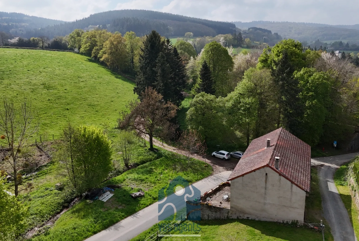 Maison à rénover de 228 m² avec garages et jardin en Combrailles 