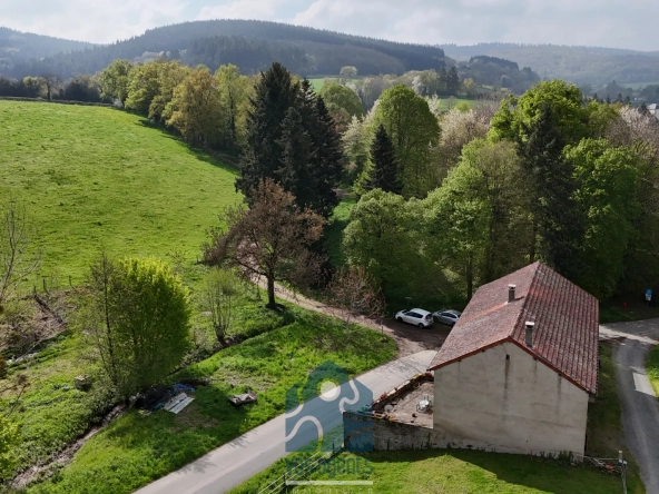 Maison à rénover de 228 m² avec garages et jardin en Combrailles 
