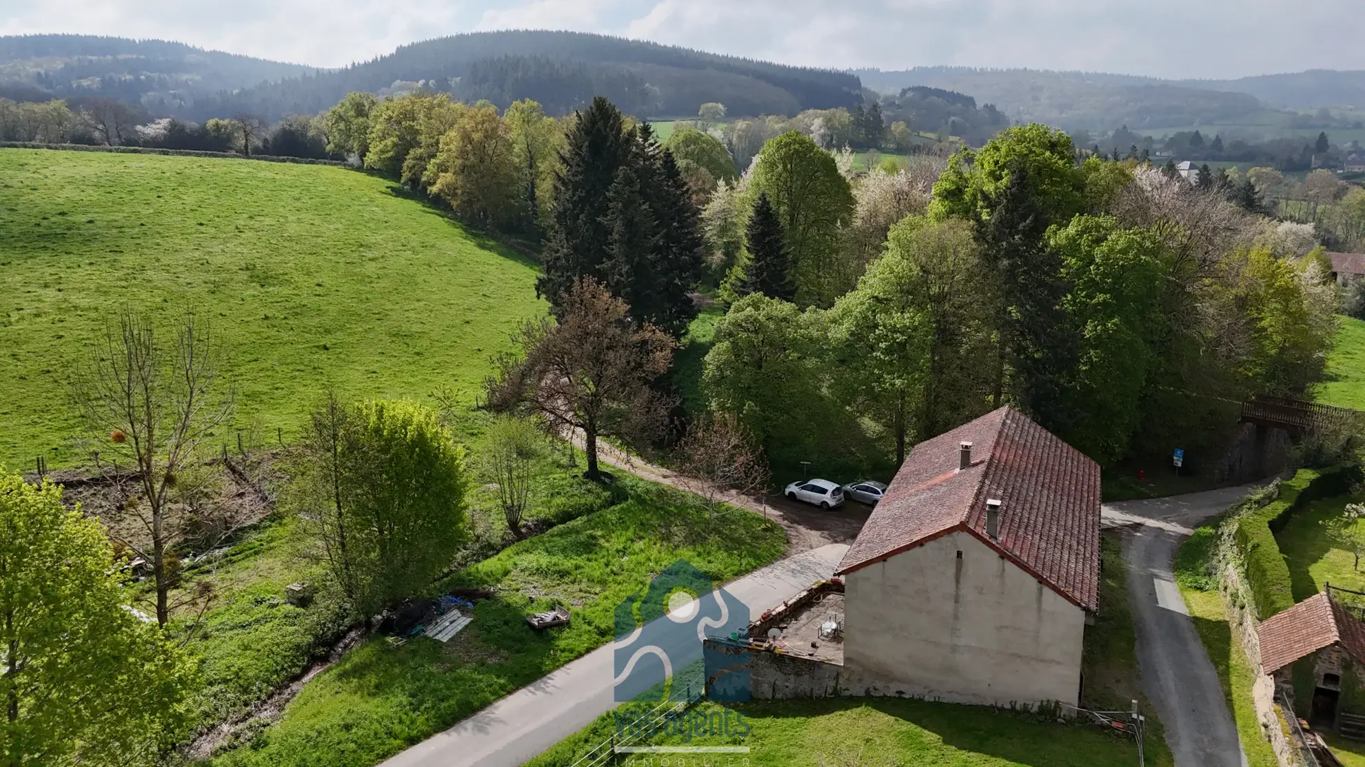 Maison à rénover de 228 m² avec garages et jardin en Combrailles 