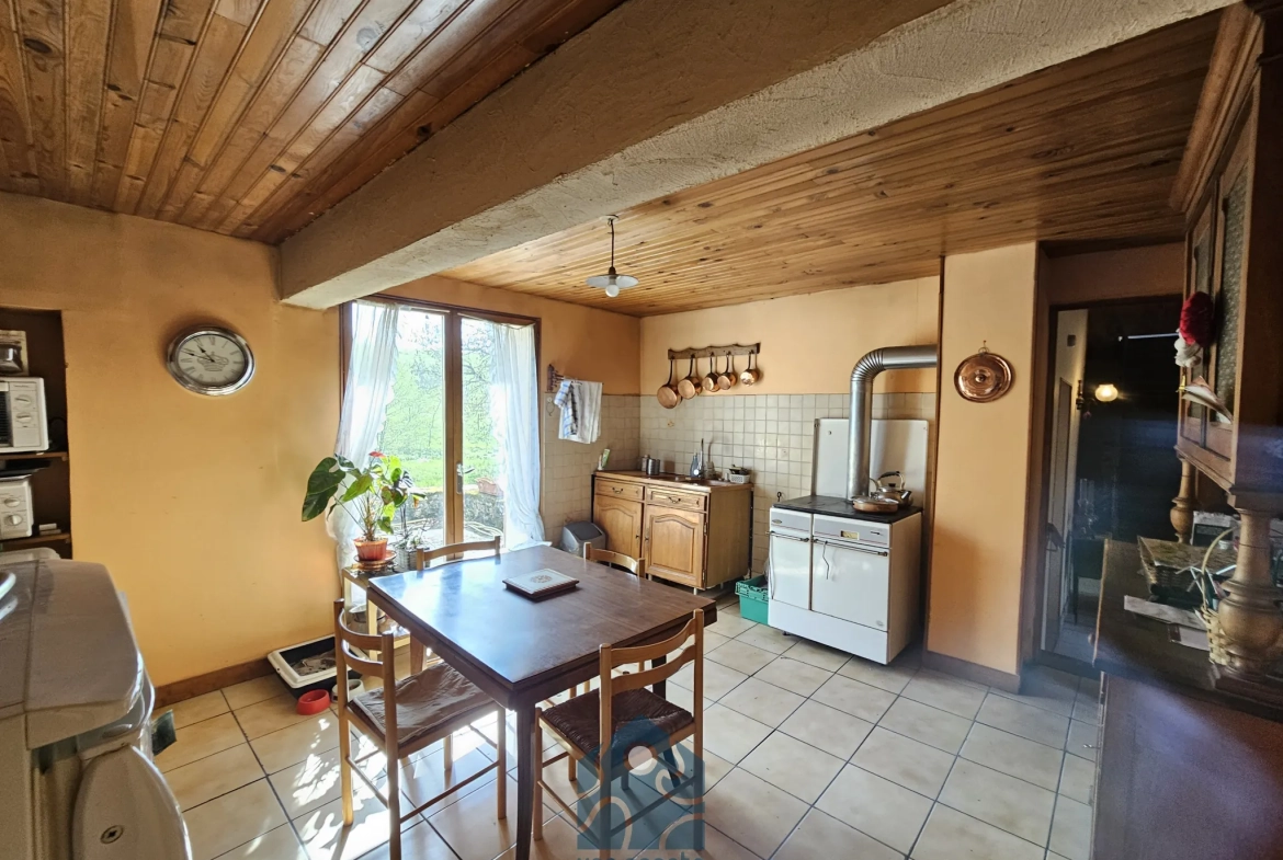 Maison à rénover de 228 m² avec garages et jardin en Combrailles 