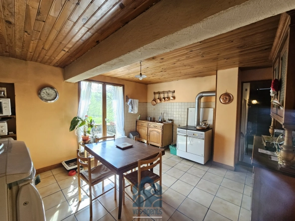 Maison à rénover de 228 m² avec garages et jardin en Combrailles 