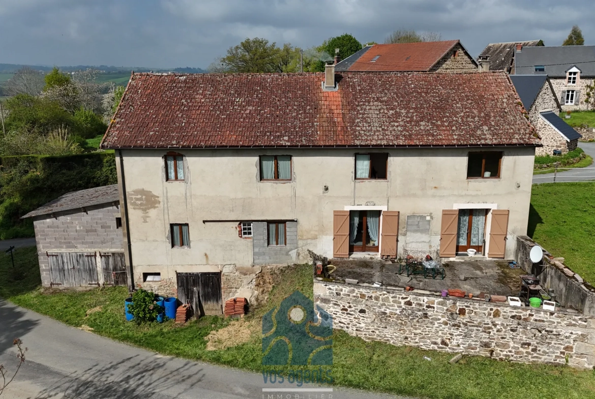 Maison à rénover de 228 m² avec garages et jardin en Combrailles 