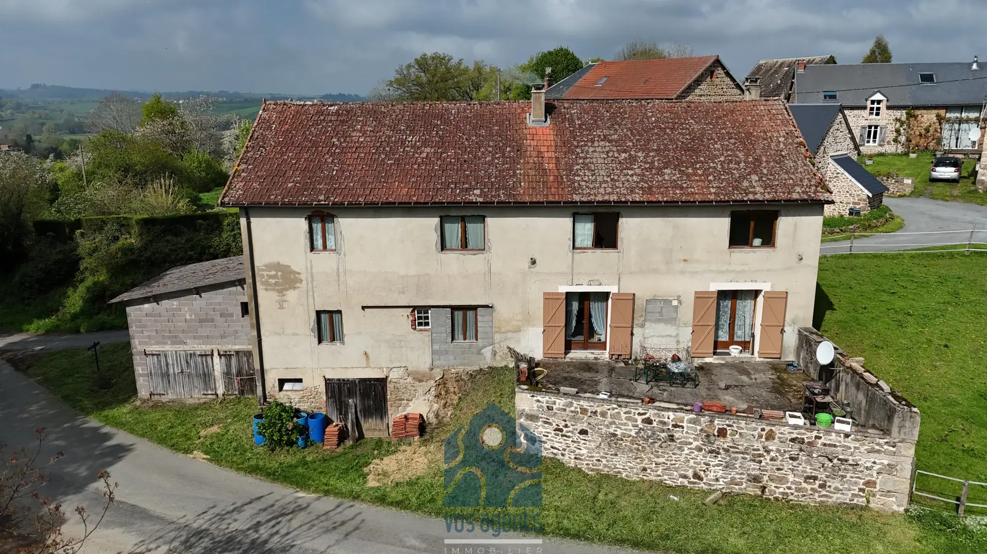 Maison à rénover de 228 m² avec garages et jardin en Combrailles 