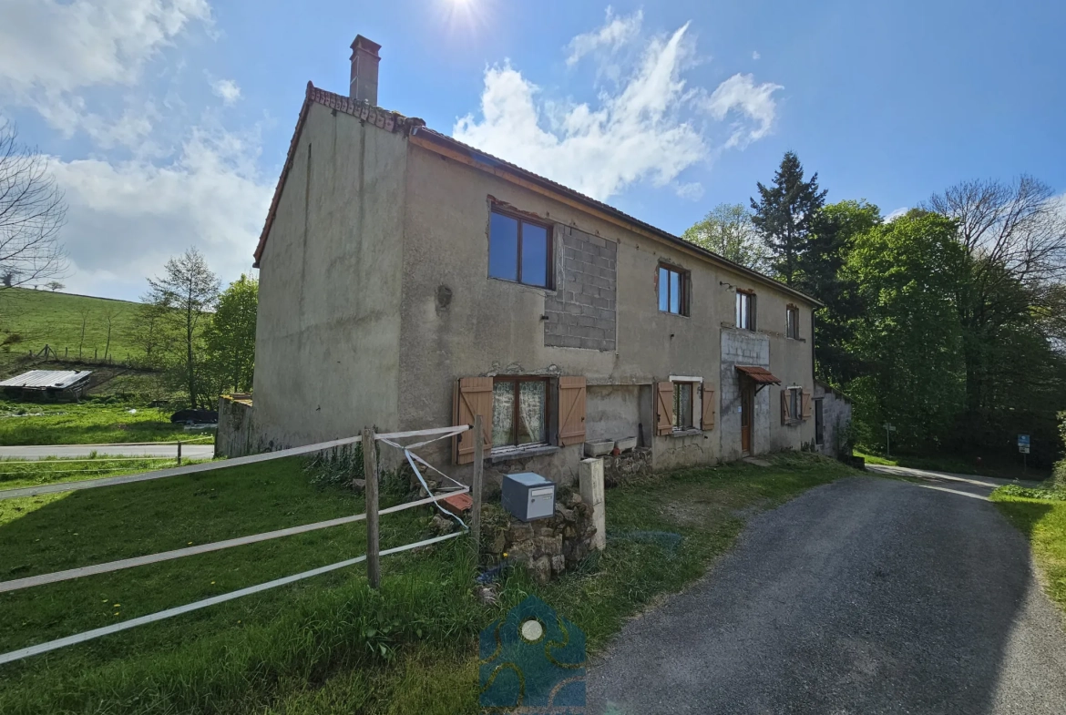 Maison à rénover de 228 m² avec garages et jardin en Combrailles 