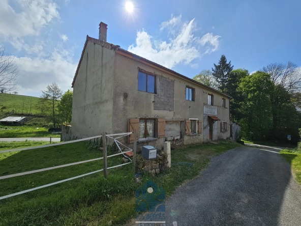 Maison à rénover de 228 m² avec garages et jardin en Combrailles 