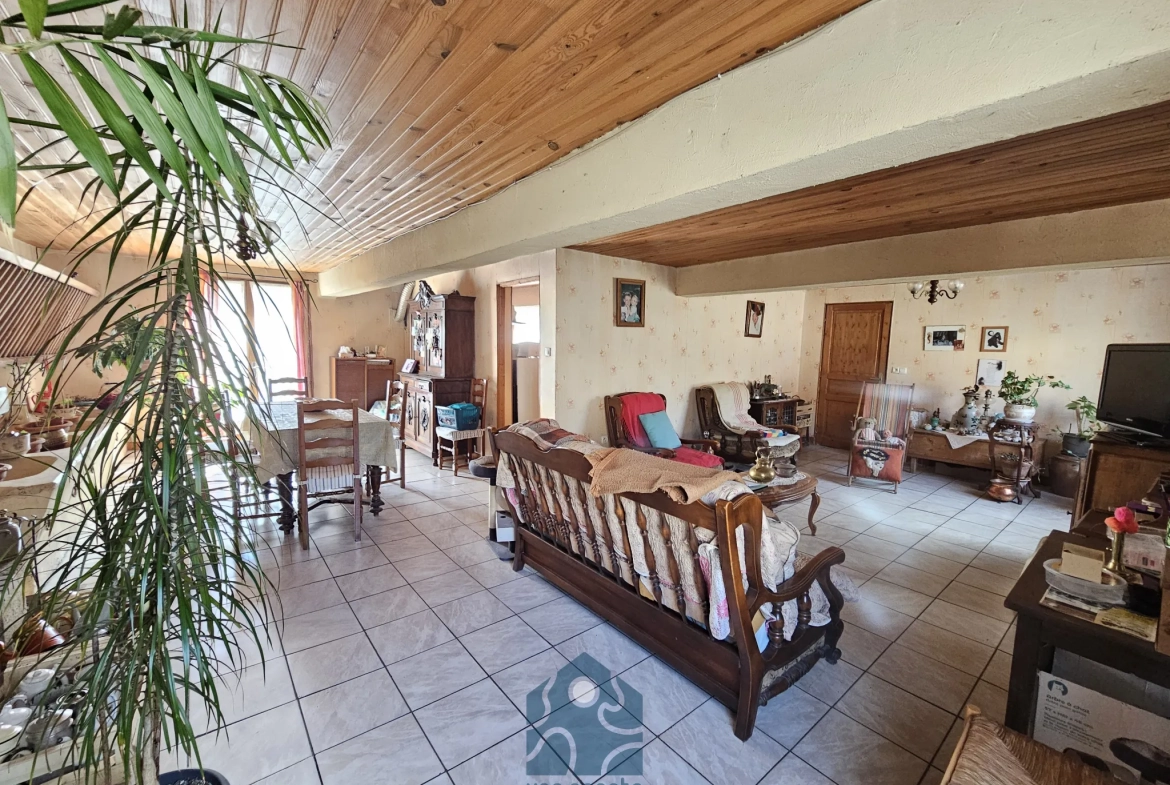 Maison à rénover de 228 m² avec garages et jardin en Combrailles 