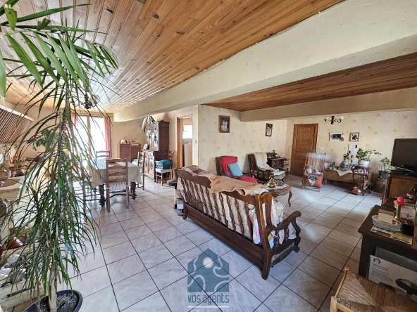 Maison à rénover de 228 m² avec garages et jardin en Combrailles 