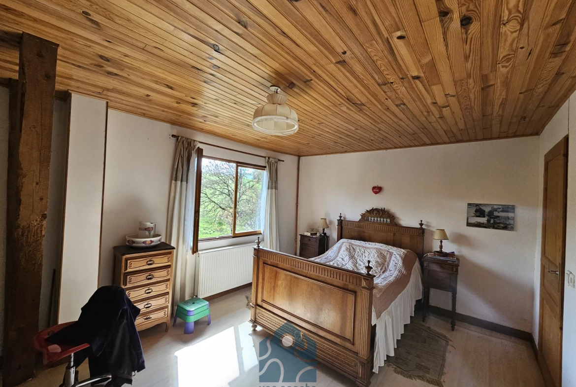 Maison à rénover de 228 m² avec garages et jardin en Combrailles 