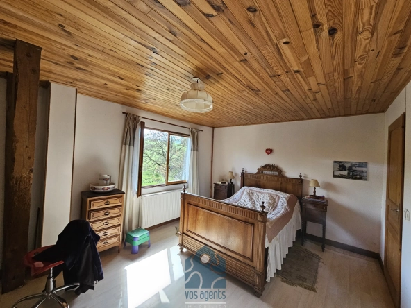 Maison à rénover de 228 m² avec garages et jardin en Combrailles 