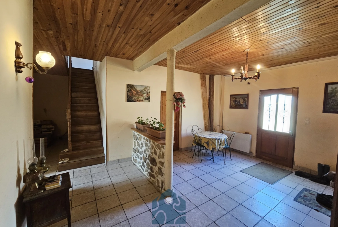 Maison à rénover de 228 m² avec garages et jardin en Combrailles 
