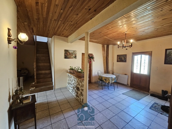 Maison à rénover de 228 m² avec garages et jardin en Combrailles 
