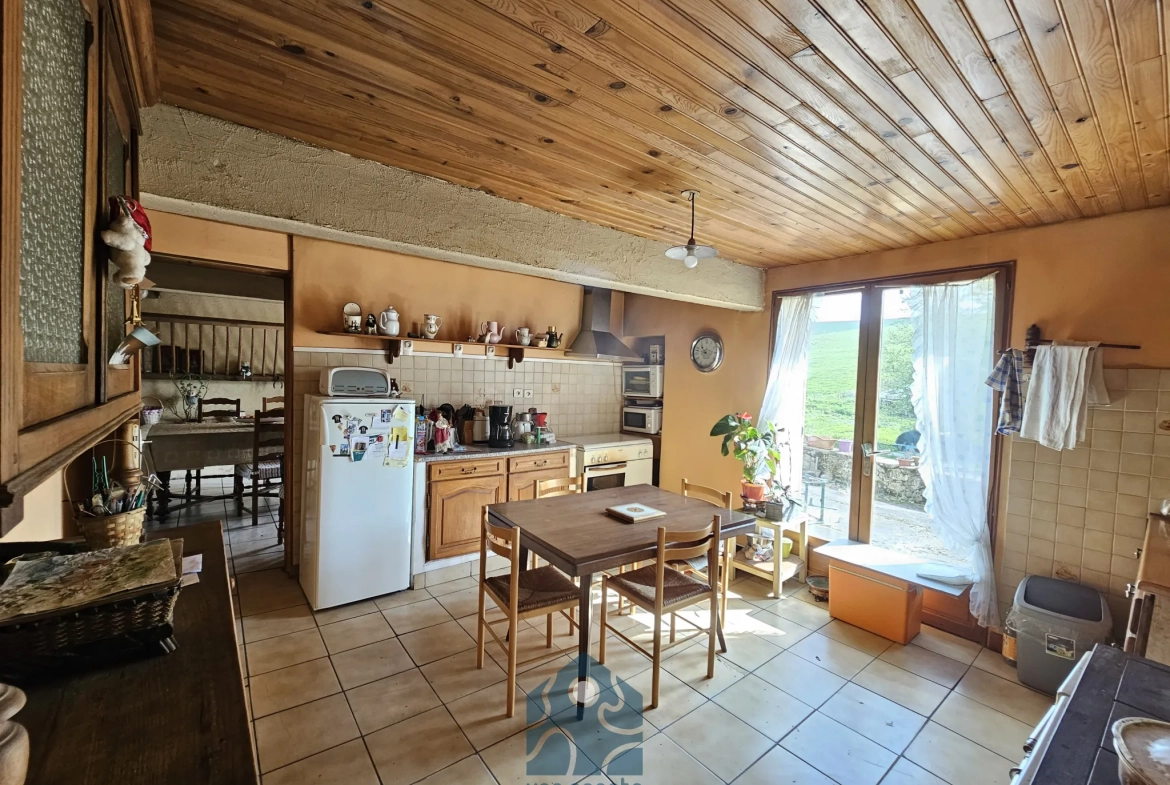 Maison à rénover de 228 m² avec garages et jardin en Combrailles 