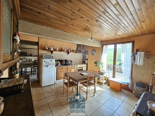 Maison à rénover de 228 m² avec garages et jardin en Combrailles 