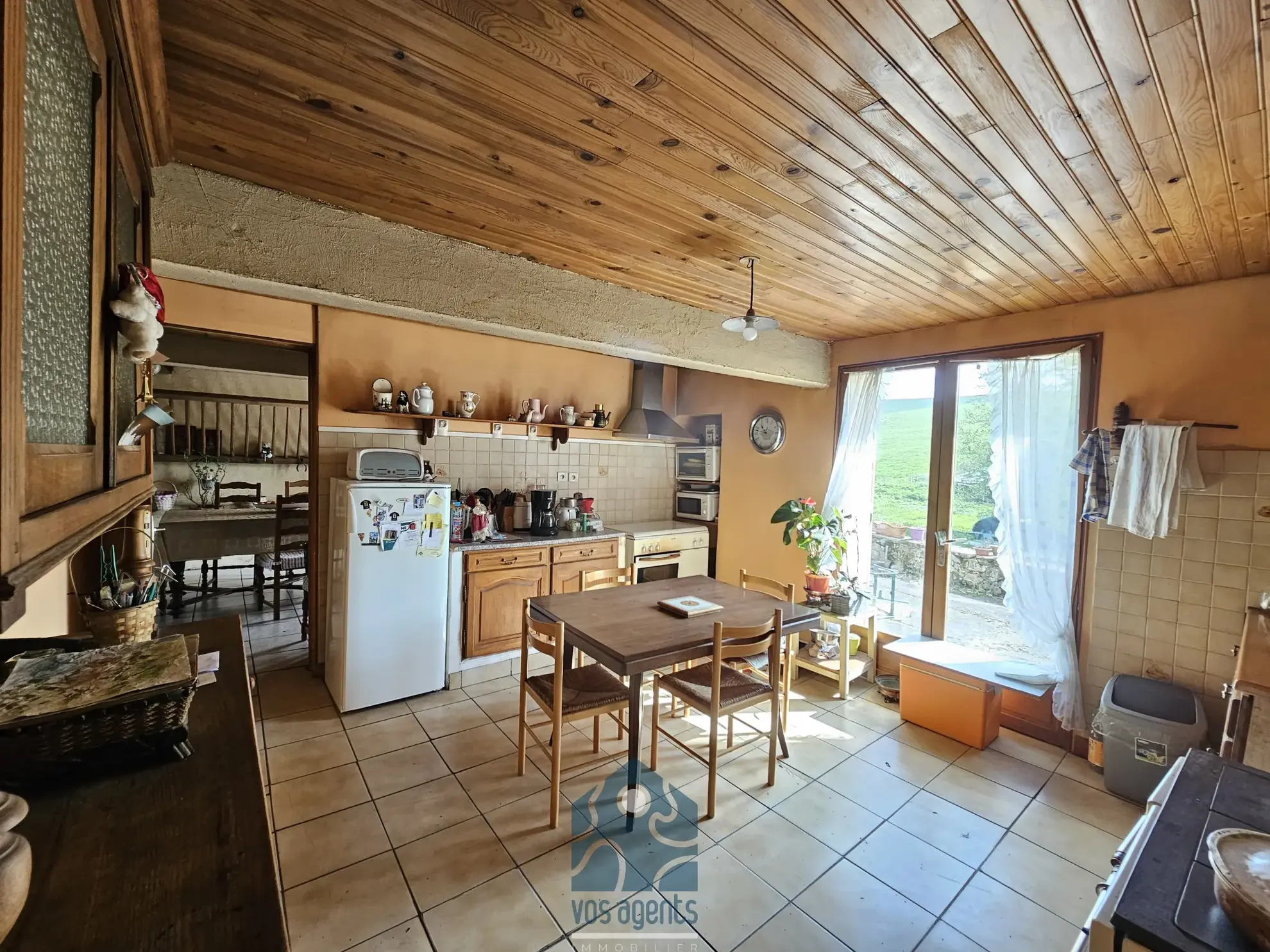 Maison à rénover de 228 m² avec garages et jardin en Combrailles 