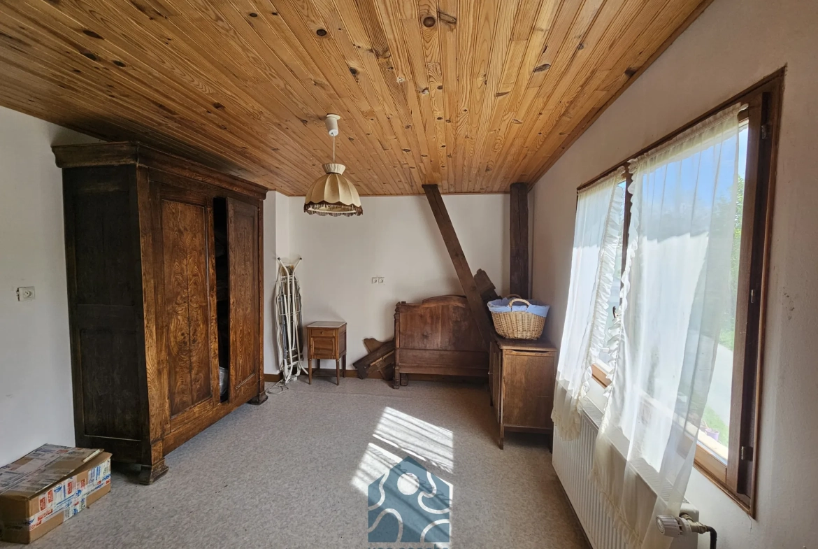 Maison à rénover de 228 m² avec garages et jardin en Combrailles 