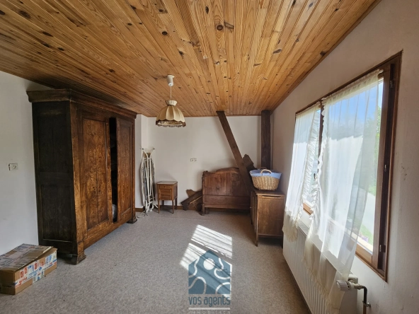 Maison à rénover de 228 m² avec garages et jardin en Combrailles 