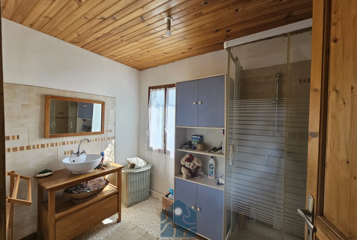 Maison à rénover de 228 m² avec garages et jardin en Combrailles 