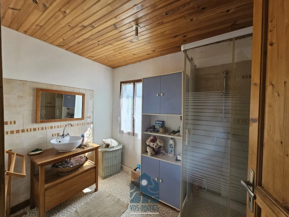 Maison à rénover de 228 m² avec garages et jardin en Combrailles 
