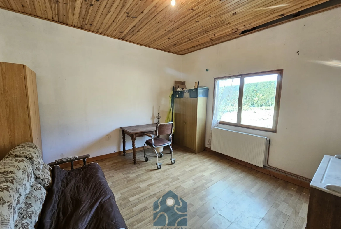 Maison à rénover de 228 m² avec garages et jardin en Combrailles 