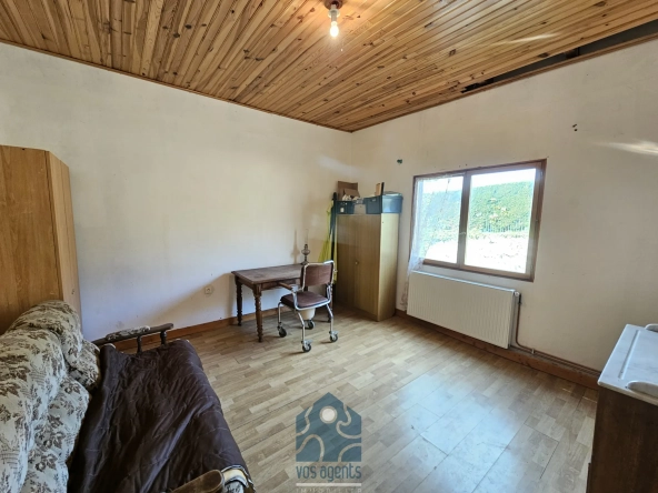 Maison à rénover de 228 m² avec garages et jardin en Combrailles 
