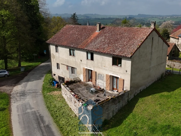 Maison à rénover de 228 m² avec garages et jardin en Combrailles 