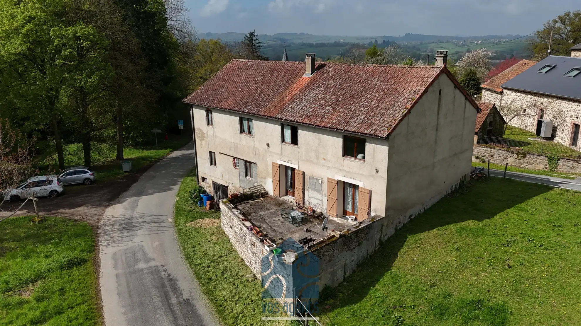 Maison à rénover de 228 m² avec garages et jardin en Combrailles 