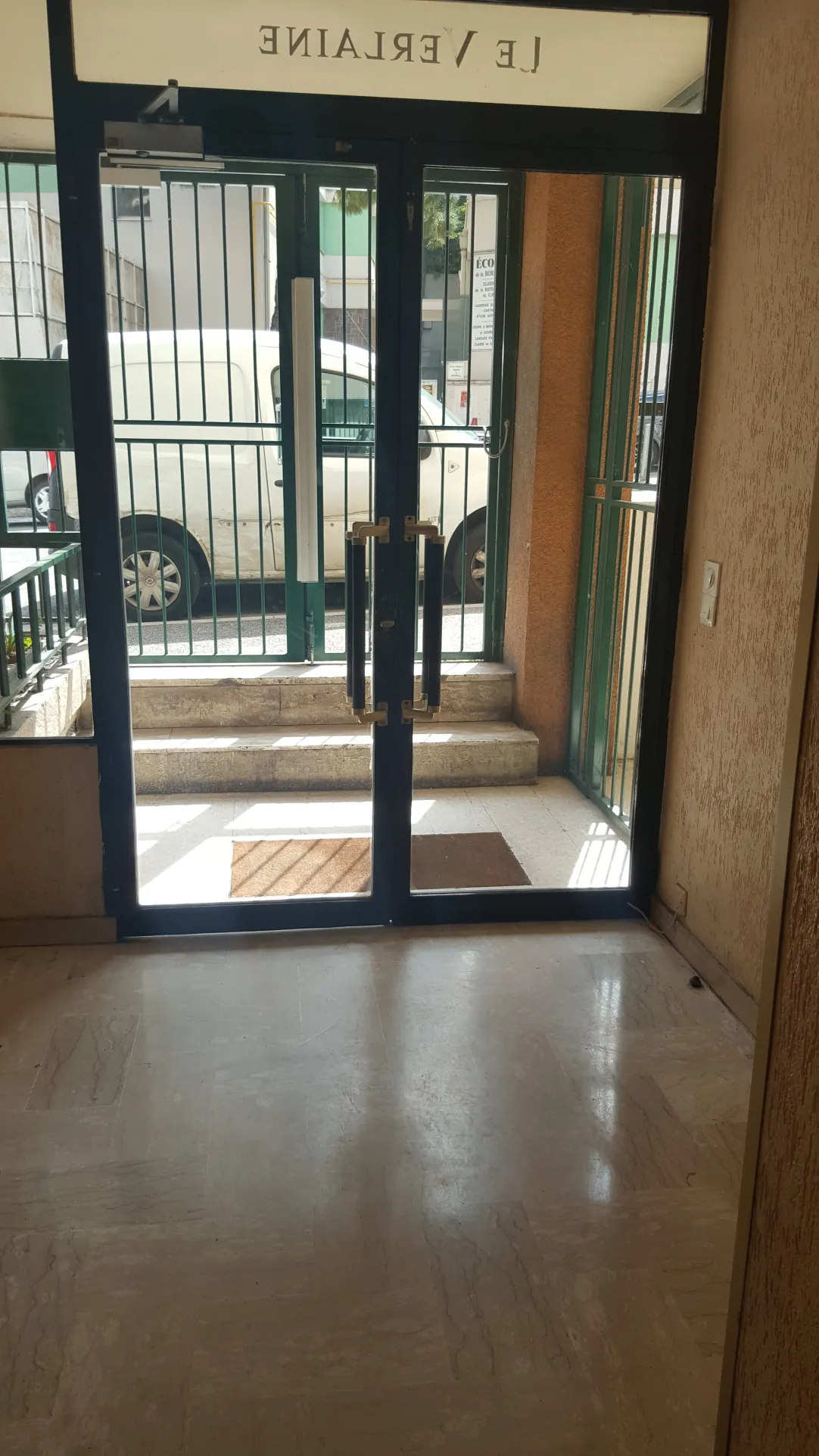 Appartement T3 rénové avec terrasse et parking à Nice - Résidence récente 