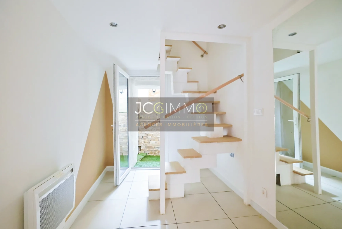 Maison de village rénovée à Pignans - 76 m², 2 chambres, extérieur, prêt à habiter 