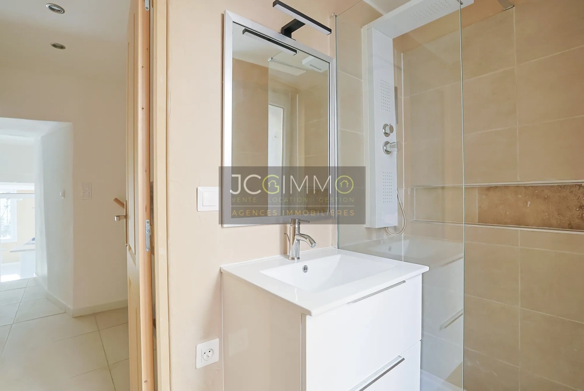 Maison de village rénovée à Pignans - 76 m², 2 chambres, extérieur, prêt à habiter 