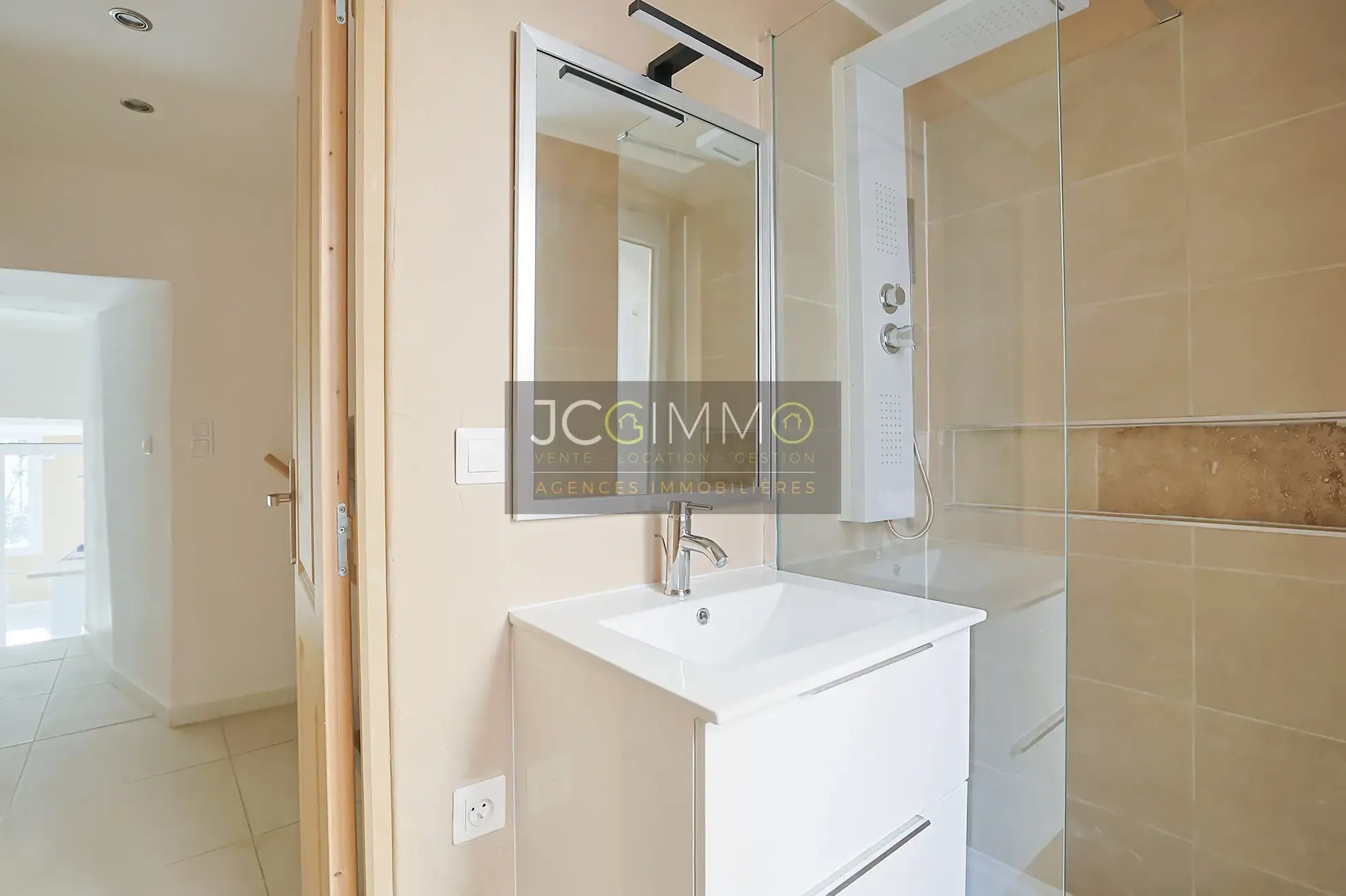 Maison de village rénovée à Pignans - 76 m², 2 chambres, extérieur, prêt à habiter 