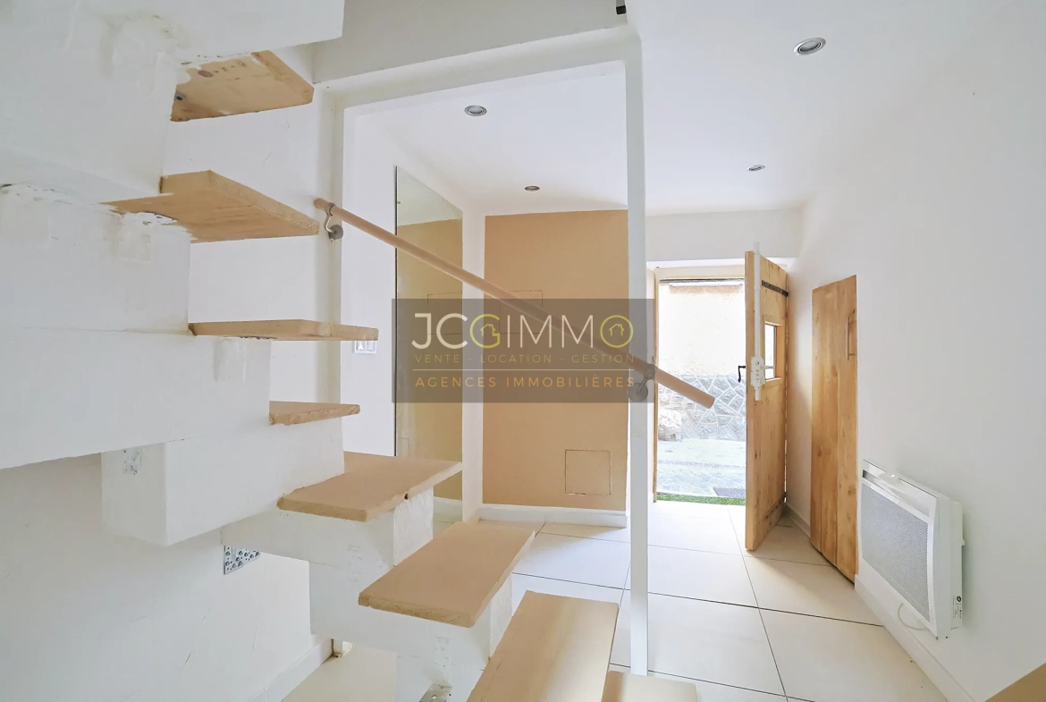 Maison de village rénovée à Pignans - 76 m², 2 chambres, extérieur, prêt à habiter 