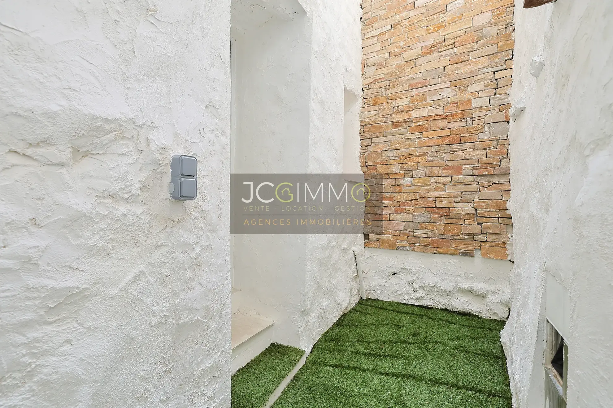 Maison de village rénovée à Pignans - 76 m², 2 chambres, extérieur, prêt à habiter 