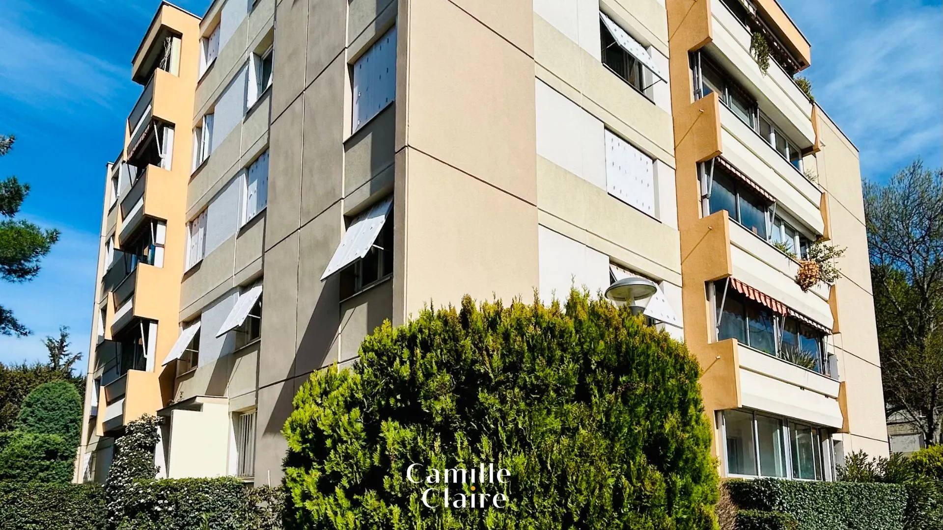 Investissez dans un appartement T4/5 à Aix-en-Provence avec garage et terrasse, idéal pour rénovation et rentabilité 