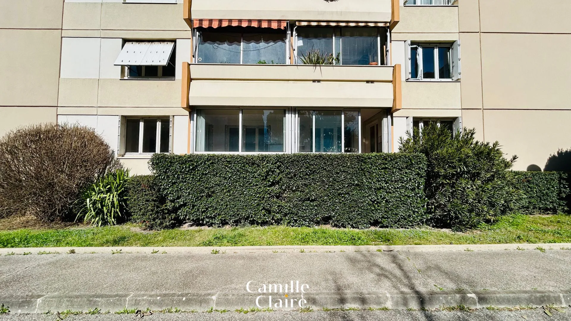 Investissez dans un appartement T4/5 à Aix-en-Provence avec garage et terrasse, idéal pour rénovation et rentabilité 