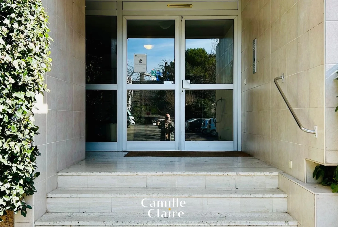 Investissez dans un appartement T4/5 à Aix-en-Provence avec garage et terrasse, idéal pour rénovation et rentabilité 