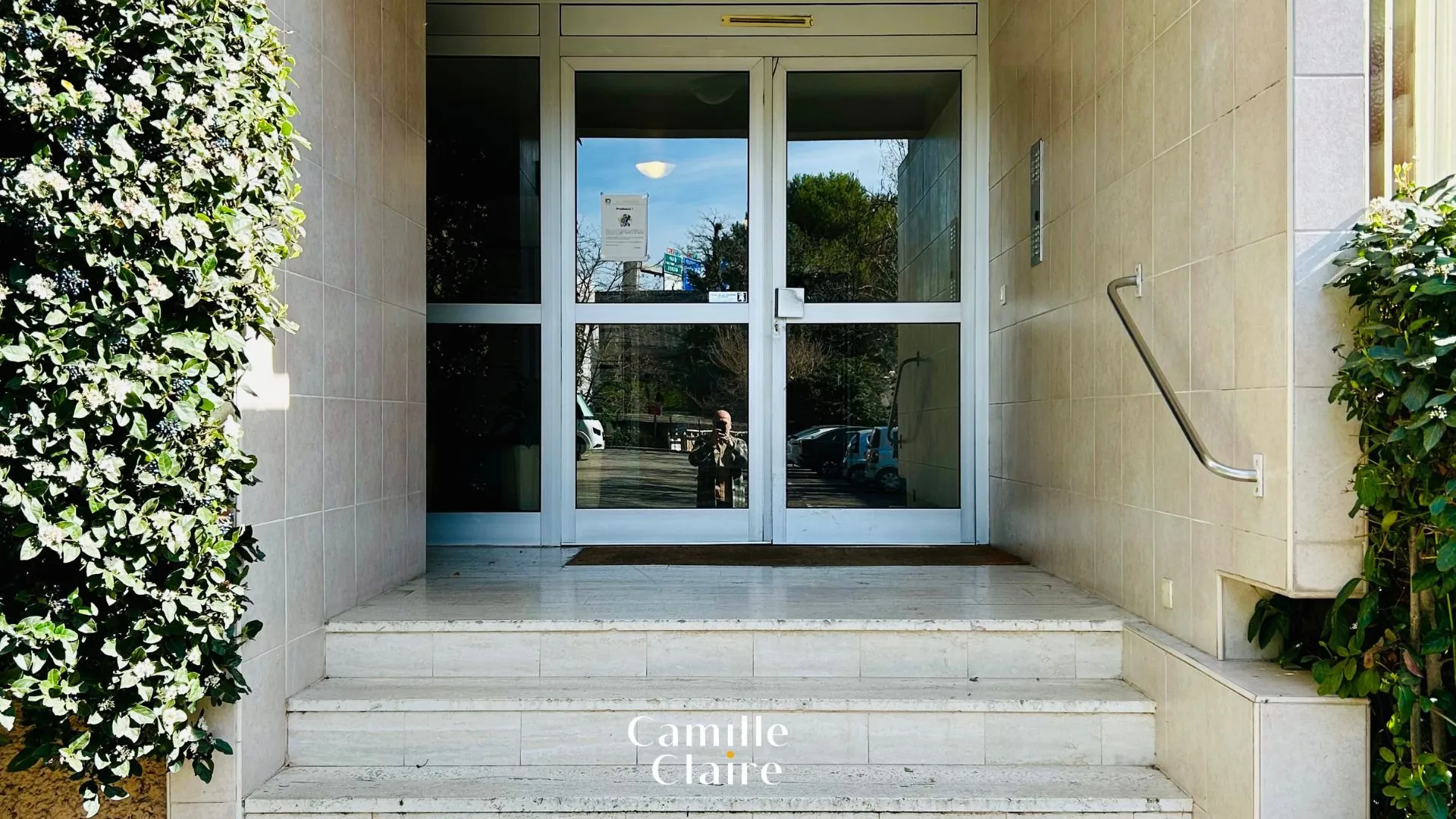 Investissez dans un appartement T4/5 à Aix-en-Provence avec garage et terrasse, idéal pour rénovation et rentabilité 