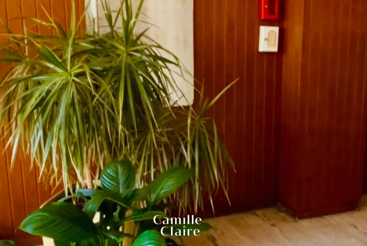 Investissez dans un appartement T4/5 à Aix-en-Provence avec garage et terrasse, idéal pour rénovation et rentabilité 
