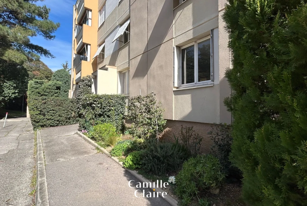 Investissez dans un appartement T4/5 à Aix-en-Provence avec garage et terrasse, idéal pour rénovation et rentabilité 