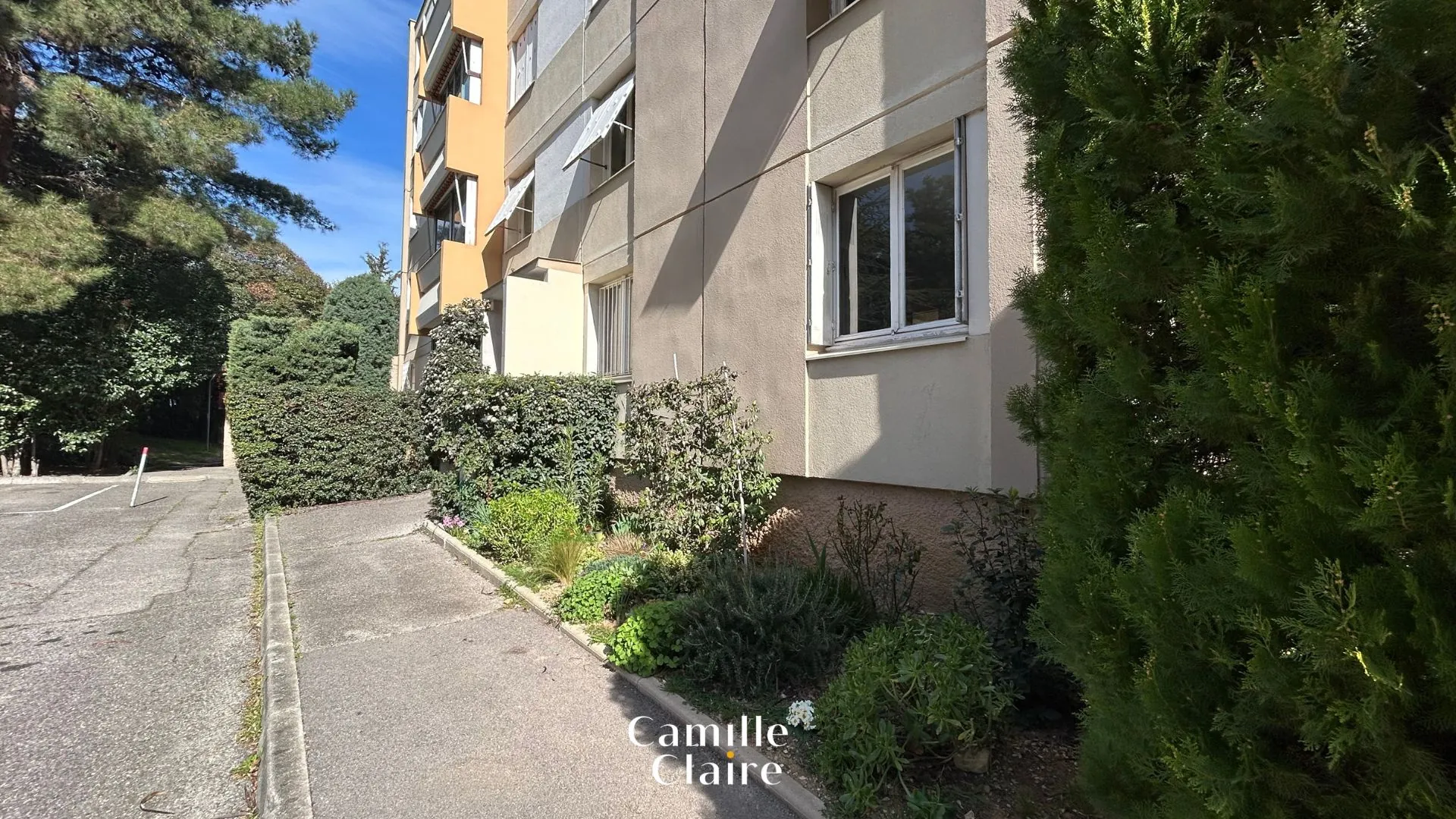Investissez dans un appartement T4/5 à Aix-en-Provence avec garage et terrasse, idéal pour rénovation et rentabilité 