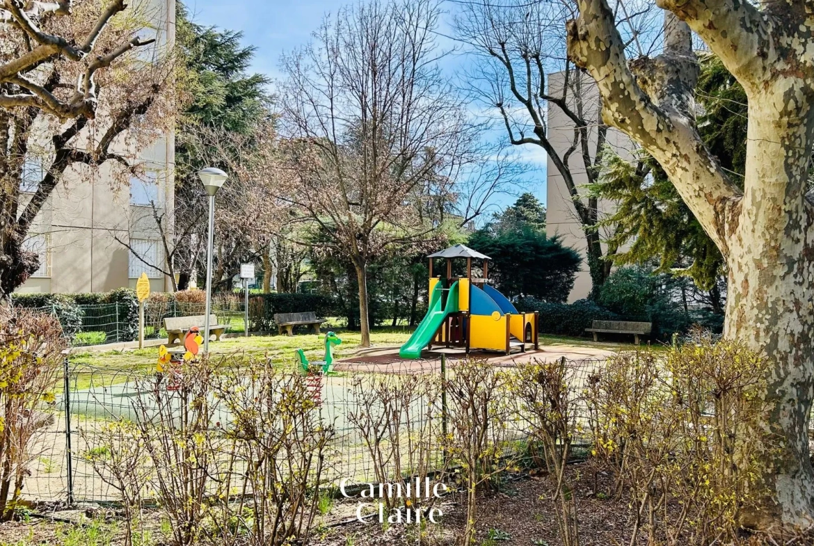 Investissez dans un appartement T4/5 à Aix-en-Provence avec garage et terrasse, idéal pour rénovation et rentabilité 