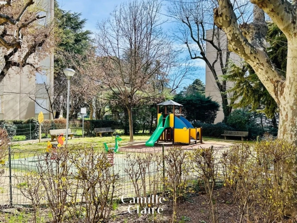 Investissez dans un appartement T4/5 à Aix-en-Provence avec garage et terrasse, idéal pour rénovation et rentabilité