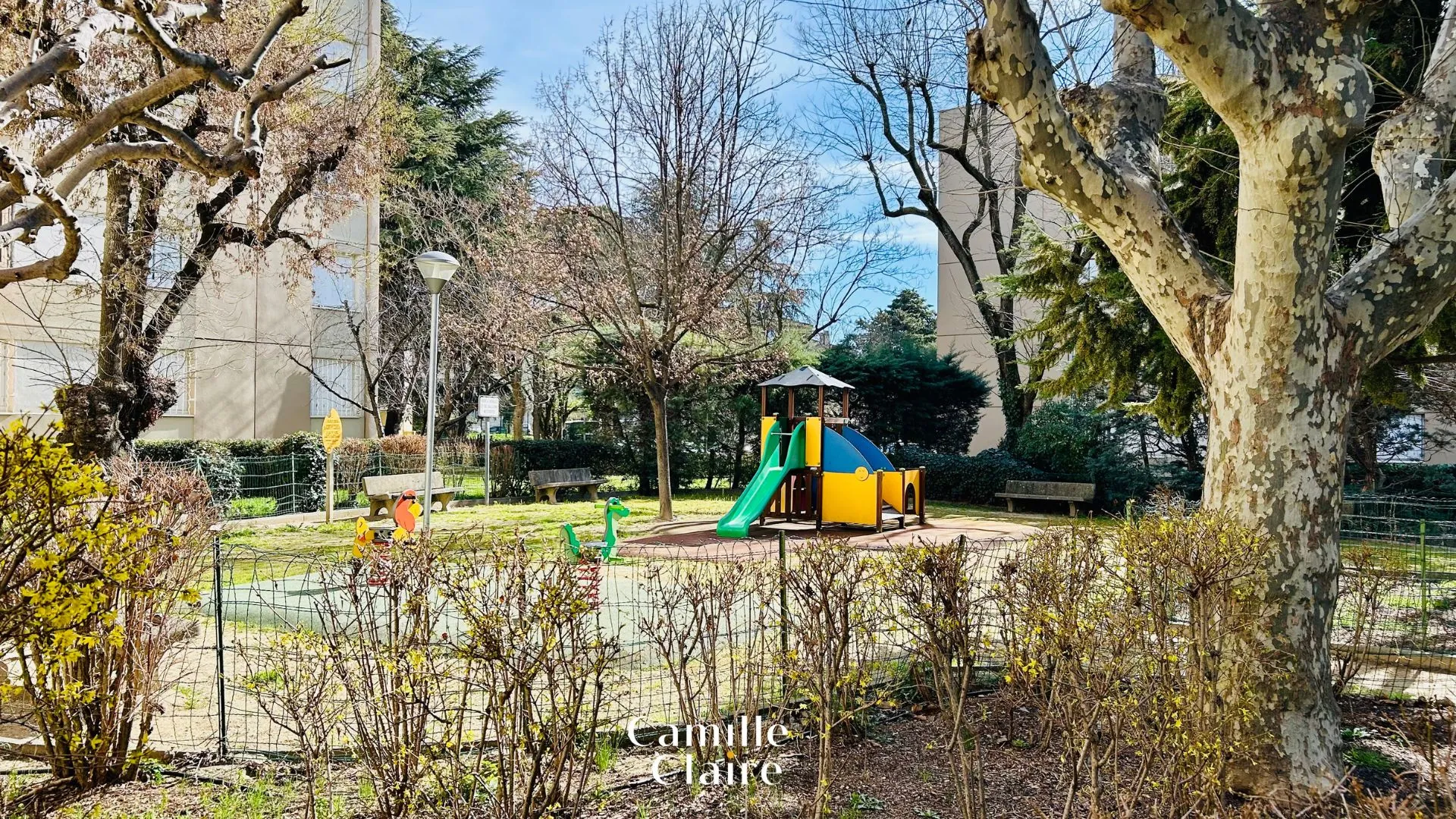 Investissez dans un appartement T4/5 à Aix-en-Provence avec garage et terrasse, idéal pour rénovation et rentabilité 