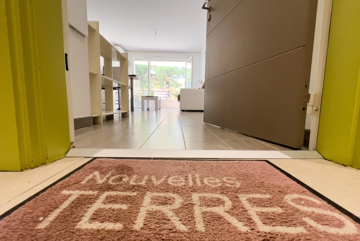 Appartement 2 pièces neuf avec terrasse et piscine à La Londe-les-Maures 